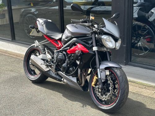 Triumph STREET TRIPLE 675
