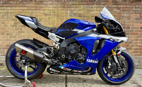 YAMAHA R1
